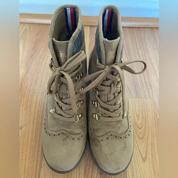 Tommy Hilfiger - Tan Suede Lace Up Combat Boots - Size 6.5
