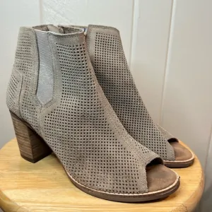 TOMS SUEDE LEATHER CHELSEA BOOTS