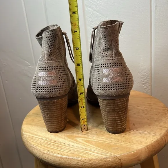 TOMS SUEDE LEATHER CHELSEA BOOTS