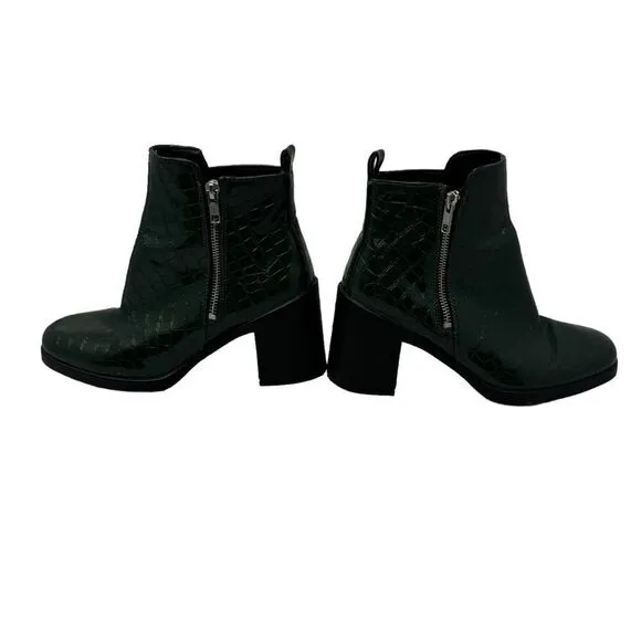 TopShop. Green Croc Embossed Chelsea Boots Y2K Women's Size 6.
