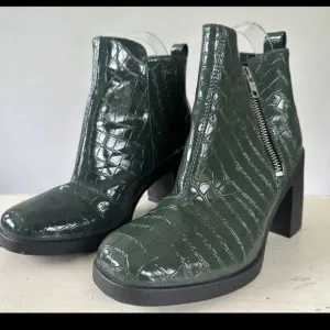 TopShop. Green Croc Embossed Chelsea Boots Y2K Women's Size 6.