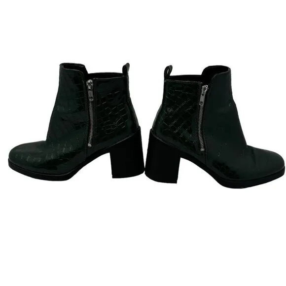 TopShop. Green Croc Embossed Chelsea Boots Y2K Women's Size 6.