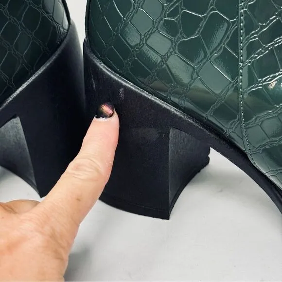 TopShop. Green Croc Embossed Chelsea Boots Y2K Women's Size 6.