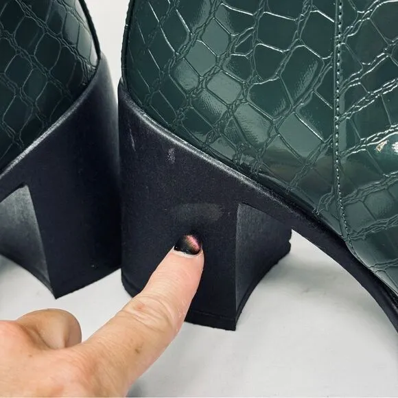 TopShop. Green Croc Embossed Chelsea Boots Y2K Women's Size 6.