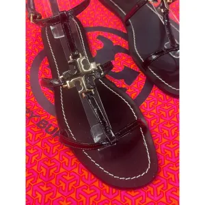 Tory Burch Black Patent Sandals Size 10 NWOB Gold Logo