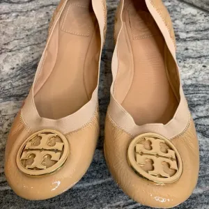 Tory Burch Caroline Patent Leather Ballet Logo Medallion Flat 9.5 Nude Beige