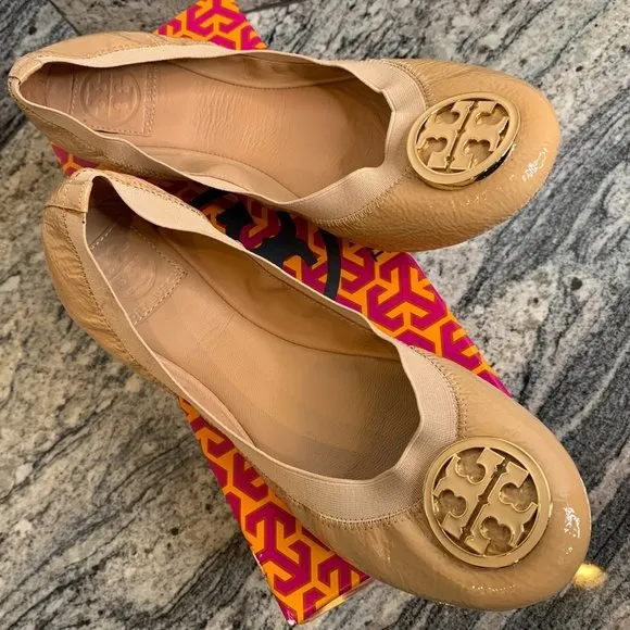 Tory Burch Caroline Patent Leather Ballet Logo Medallion Flat 9.5 Nude Beige