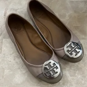 Tory Burch Minnie Cap Toe Light Taupe/Grey  Ballet Flats Women's Size 5