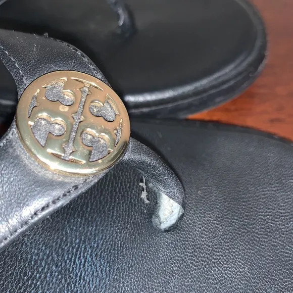 TORY BURCH SIZE 9 BLACK LEATHER T-STRAP SANDALS
