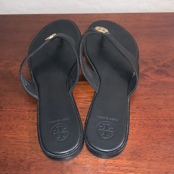 TORY BURCH SIZE 9 BLACK LEATHER T-STRAP SANDALS