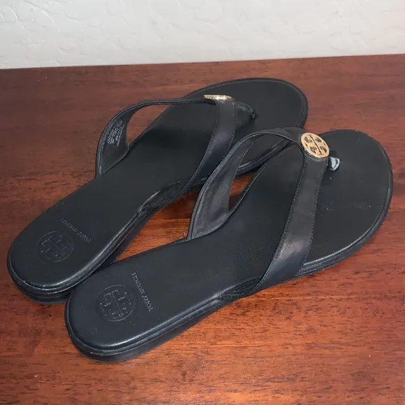 TORY BURCH SIZE 9 BLACK LEATHER T-STRAP SANDALS