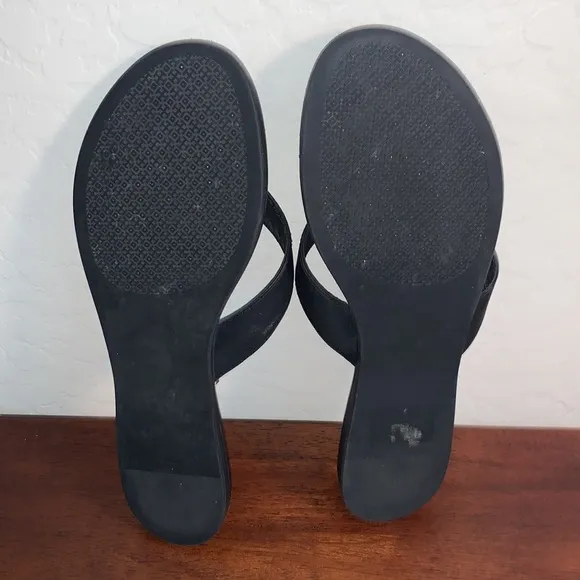 TORY BURCH SIZE 9 BLACK LEATHER T-STRAP SANDALS