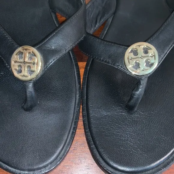 TORY BURCH SIZE 9 BLACK LEATHER T-STRAP SANDALS