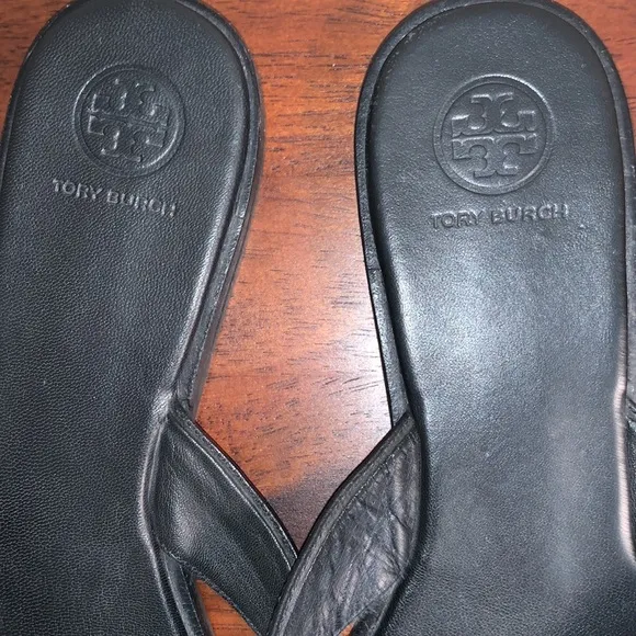 TORY BURCH SIZE 9 BLACK LEATHER T-STRAP SANDALS