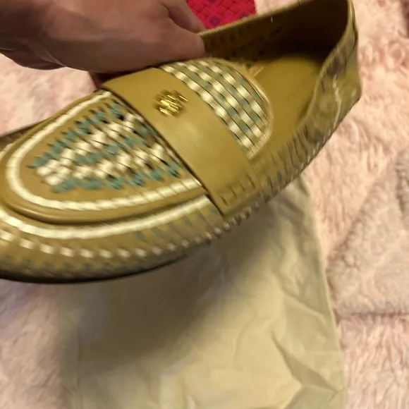 TORY BURCH woven logo loafers.