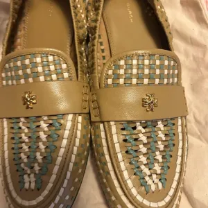 TORY BURCH woven logo loafers.