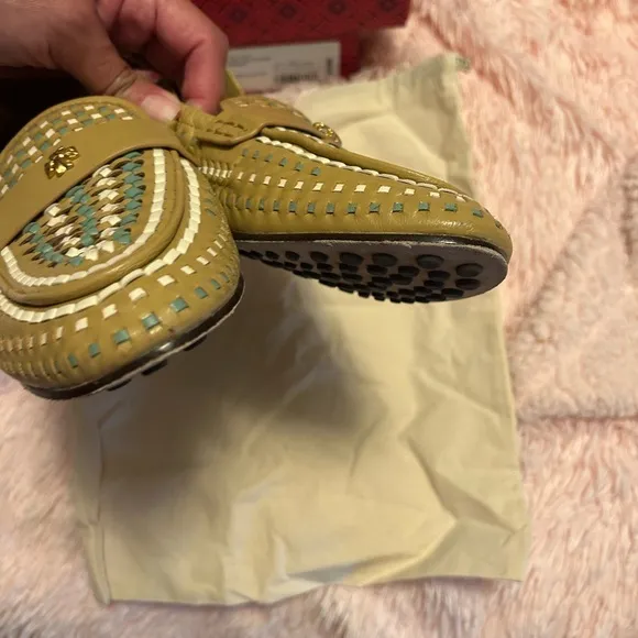 TORY BURCH woven logo loafers.