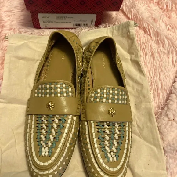 TORY BURCH woven logo loafers.