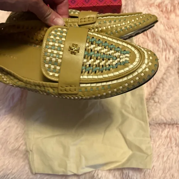 TORY BURCH woven logo loafers.