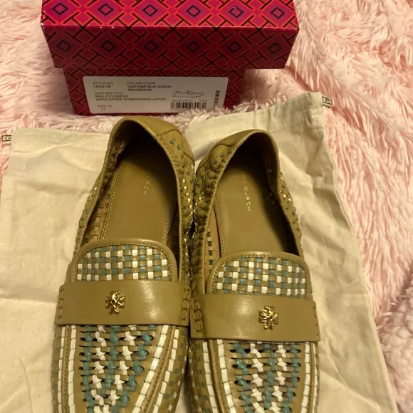 TORY BURCH woven logo loafers.