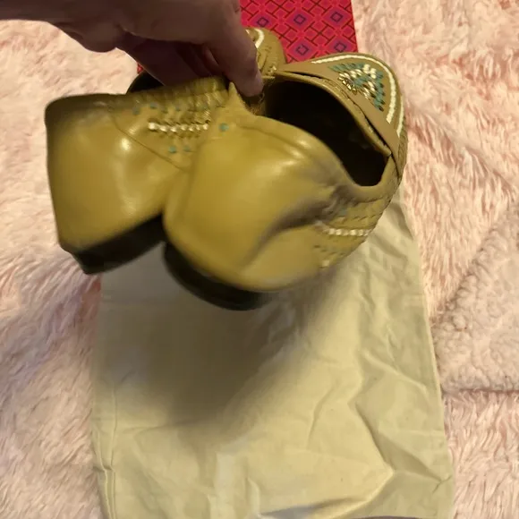 TORY BURCH woven logo loafers.