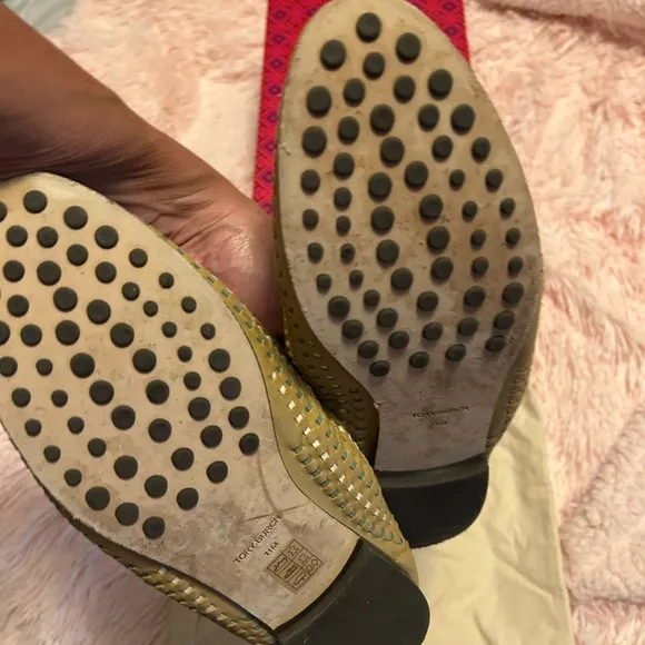 TORY BURCH woven logo loafers.