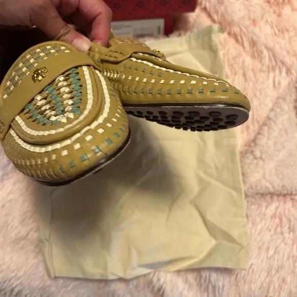 TORY BURCH woven logo loafers.