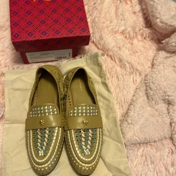 TORY BURCH woven logo loafers.