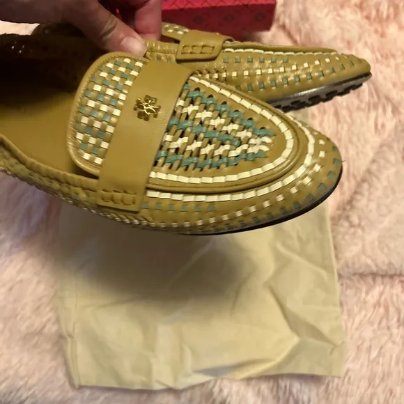 TORY BURCH woven logo loafers.
