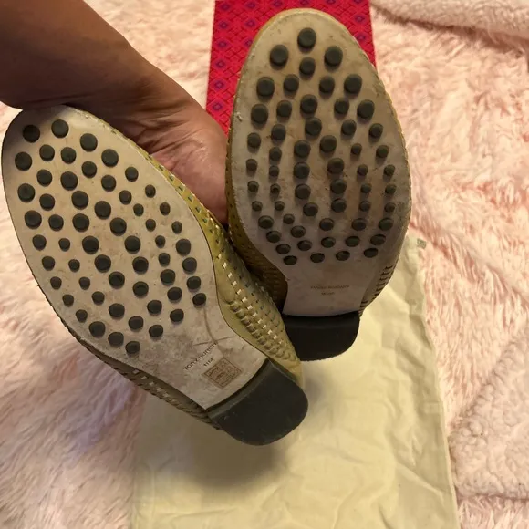 TORY BURCH woven logo loafers.