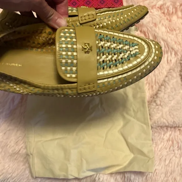 TORY BURCH woven logo loafers.