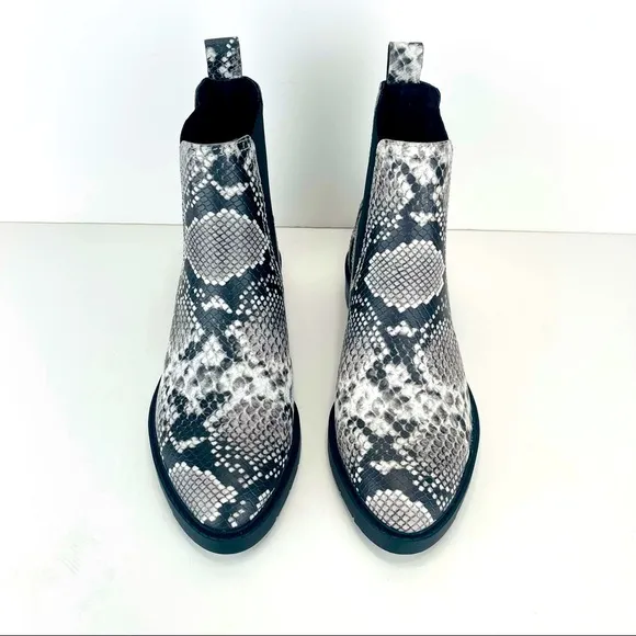 TREASURE &amp; BOND BLACH/WHITE/GRAY GABRIELA SNAKE PRINT ANKLE BOOTS🆕