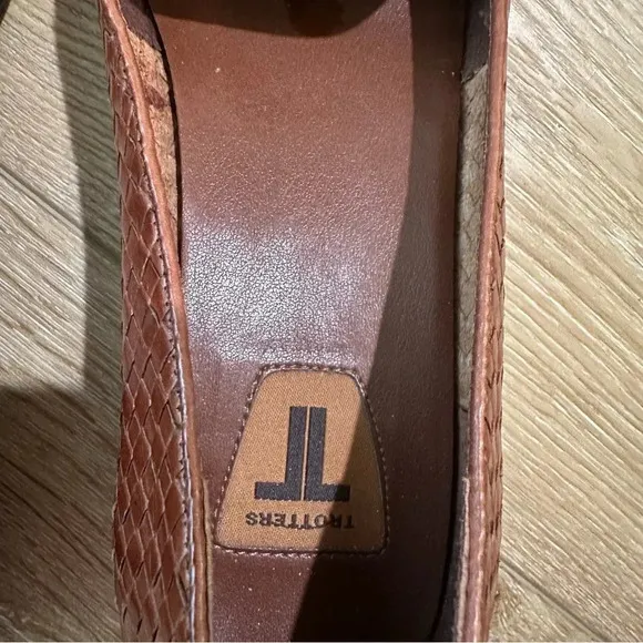 Trotters Liz Women's Brown Woven Rounded Toe Loafers with Rubber Heel Size 7 GUC