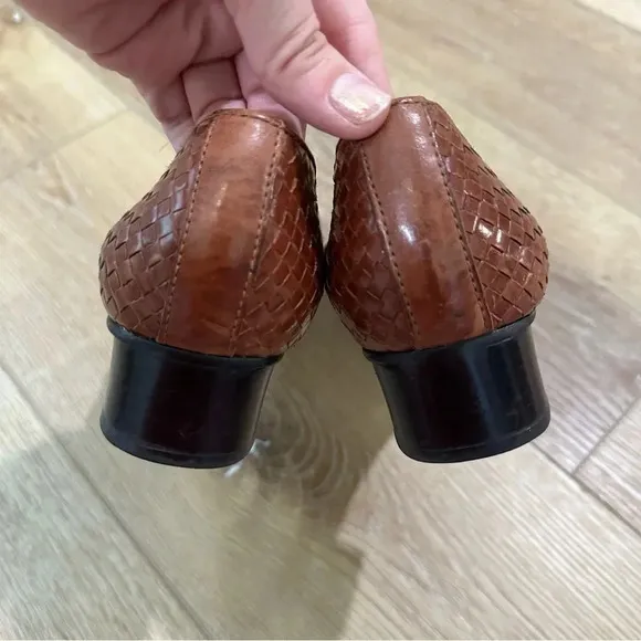 Trotters Liz Women's Brown Woven Rounded Toe Loafers with Rubber Heel Size 7 GUC