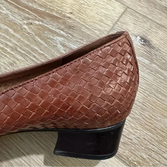 Trotters Liz Women's Brown Woven Rounded Toe Loafers with Rubber Heel Size 7 GUC