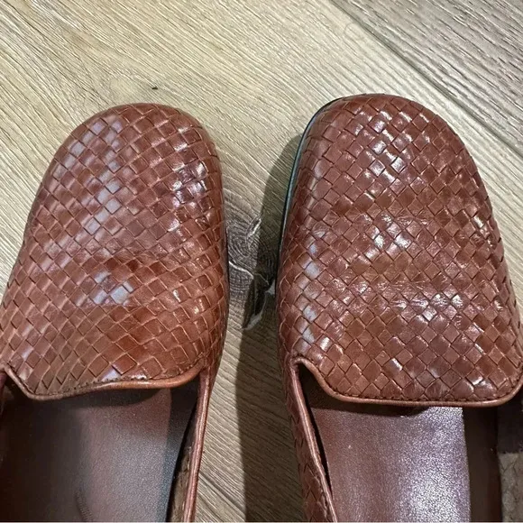 Trotters Liz Women's Brown Woven Rounded Toe Loafers with Rubber Heel Size 7 GUC