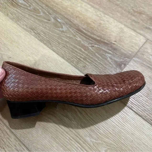Trotters Liz Women's Brown Woven Rounded Toe Loafers with Rubber Heel Size 7 GUC