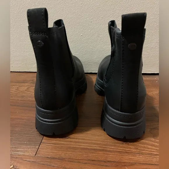 UGG Black Leather Ashton Chelsea Boots