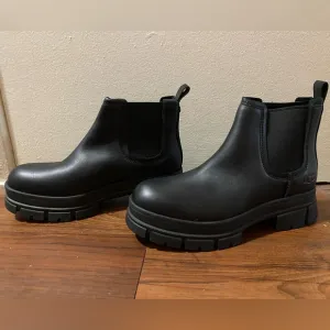 UGG Black Leather Ashton Chelsea Boots