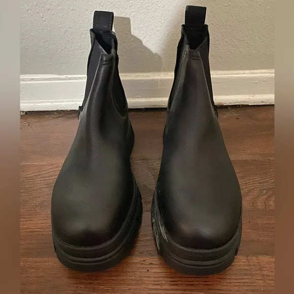 UGG Black Leather Ashton Chelsea Boots