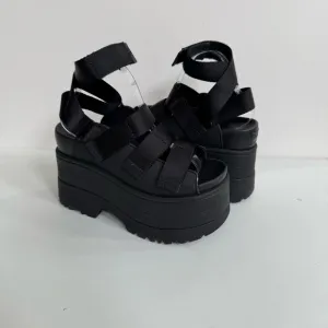 UGG GOLDENRISE BLACK STRAPPY PLATFORM SANDALS US 11