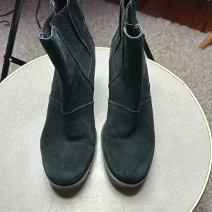 UGG Hazel Waterproof Chelsea Ankle Boots BlackSize 9 Lightly Used