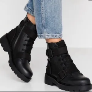 UGG Noe Boot Women’s Black Leather Lace Up Combat Boots moto Strappy Style