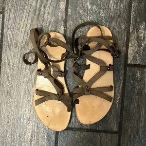 Valia Gabriel leather sandals