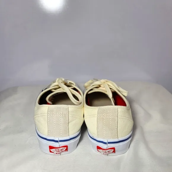 Vans Authentic Unisex Sneakers Size 6.5 Men &amp; Size 8 in Women.