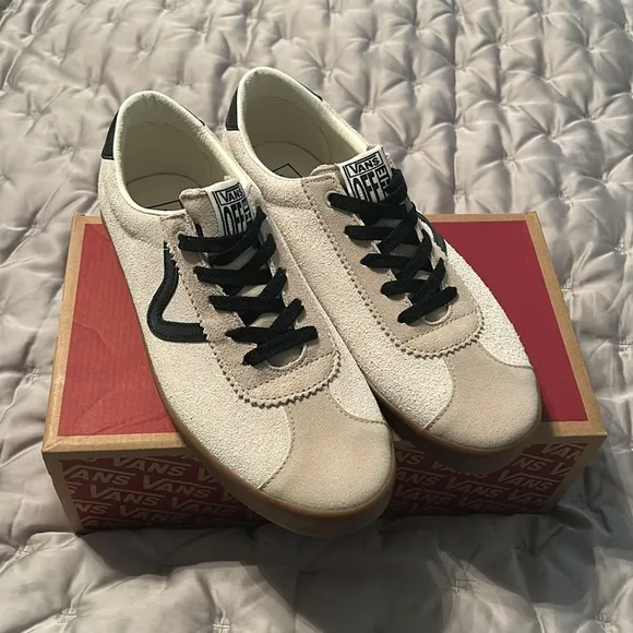 Vans low top sneakers NWT