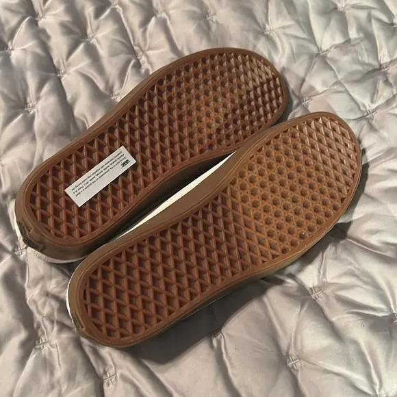 Vans low top sneakers NWT