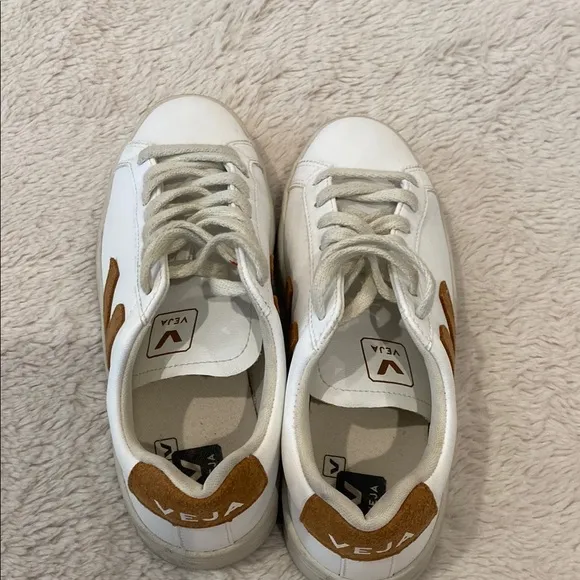 Veja Urca Bicolor White/Camel Low-Top Sneakers