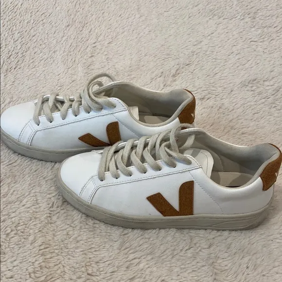 Veja Urca Bicolor White/Camel Low-Top Sneakers