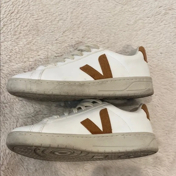 Veja Urca Bicolor White/Camel Low-Top Sneakers
